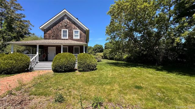 10 Kerrie Court, Southampton, NY 11968