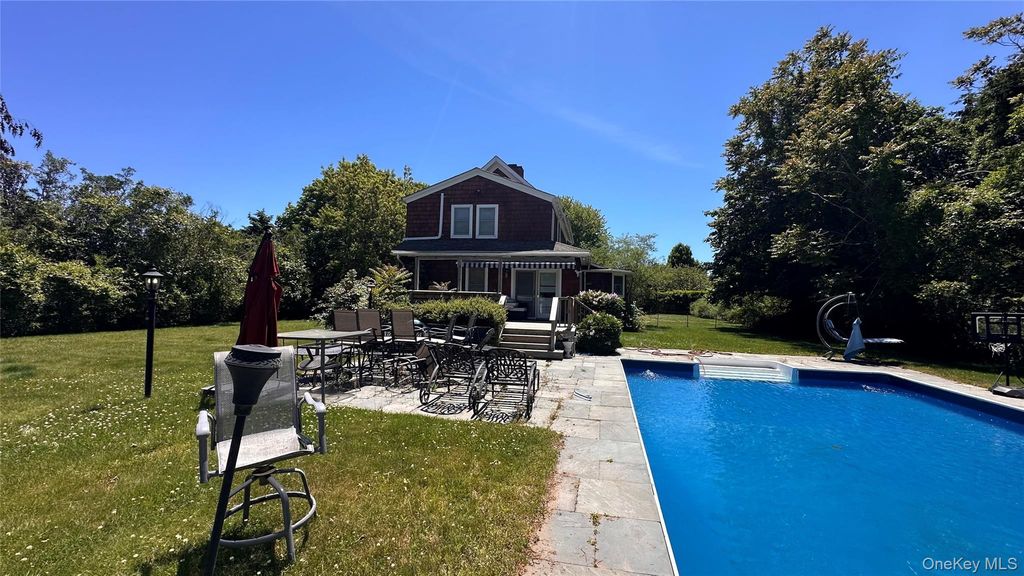 10 Kerrie Court, Southampton, NY 11968