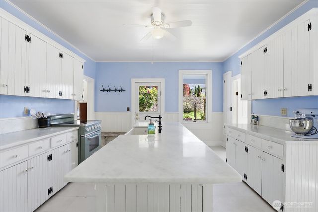 10472 NE Sunrise Bluff Lane, Bainbridge Island, WA 98110