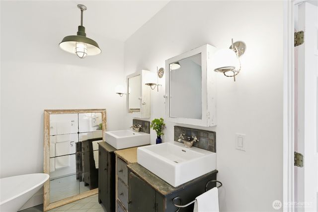 10472 NE Sunrise Bluff Lane, Bainbridge Island, WA 98110