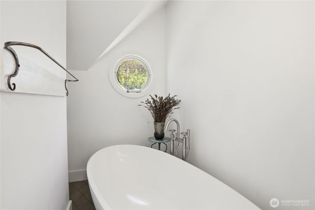 10472 NE Sunrise Bluff Lane, Bainbridge Island, WA 98110