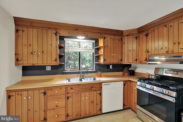 16 JACKSON DR, Lancaster, PA 17603