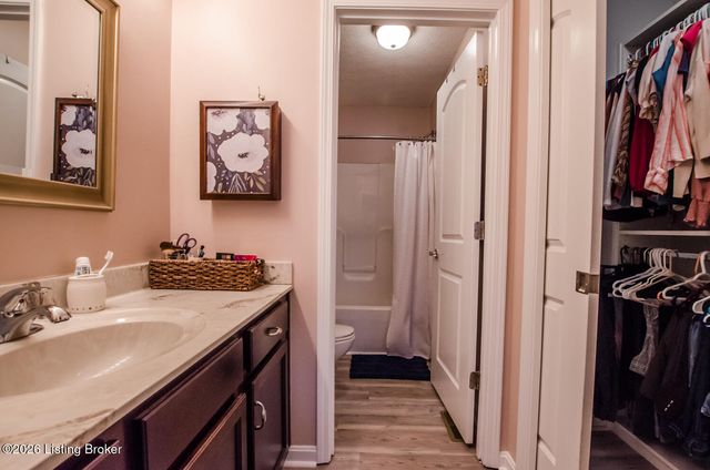 1028 Bogard Ln, Mt Washington, KY 40047