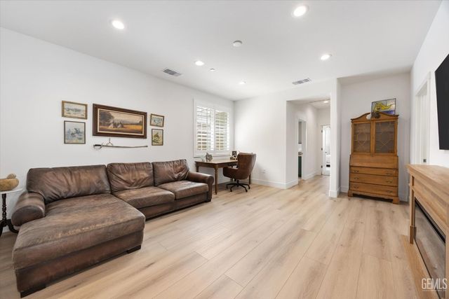 2302 Penley Court, Bakersfield, CA 93311
