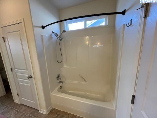 5206 Spirea Dr, West Richland, WA 99352