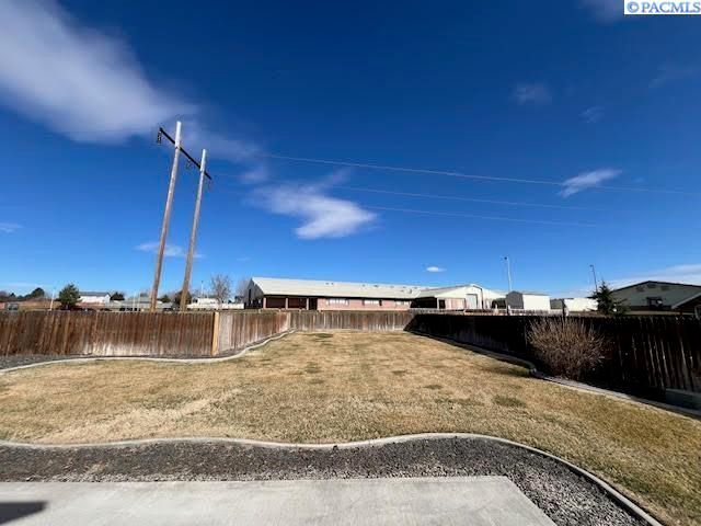 5206 Spirea Dr, West Richland, WA 99352