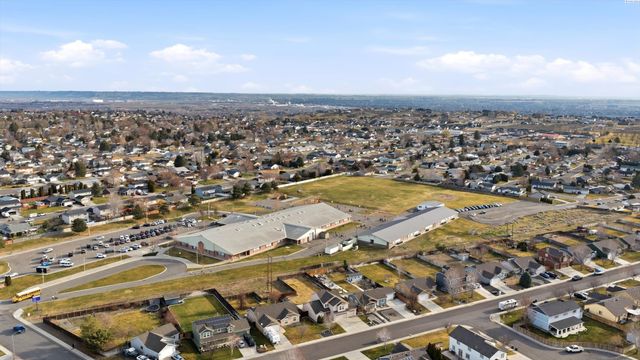 5206 Spirea Dr, West Richland, WA 99352