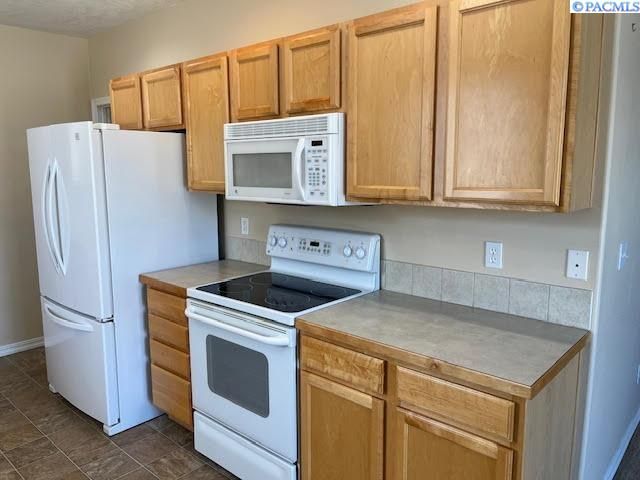 5206 Spirea Dr, West Richland, WA 99352