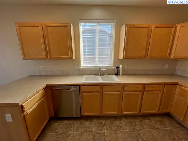 5206 Spirea Dr, West Richland, WA 99352