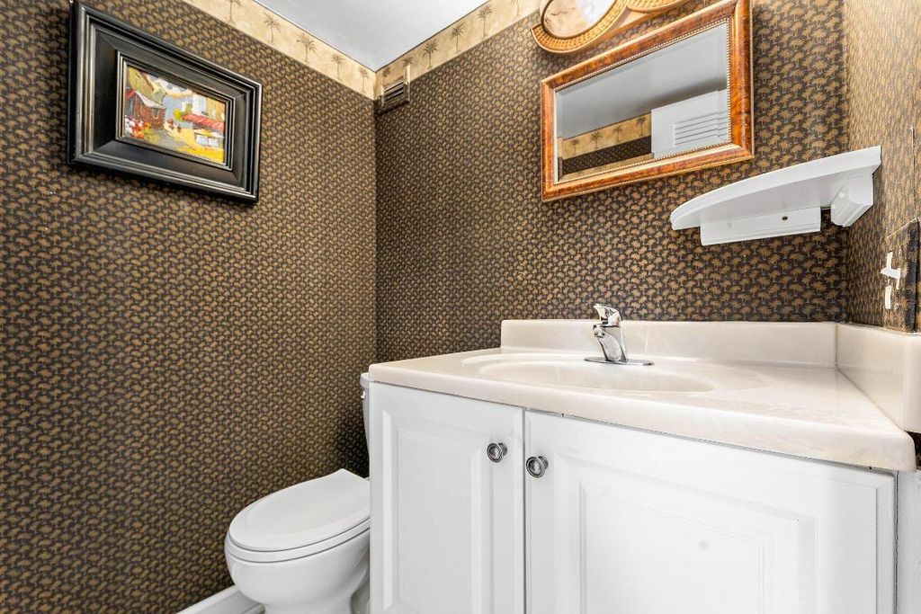 Image 14 of property listing at 3450 S Ocean Boulevard 111, Palm Beach, FL 33480