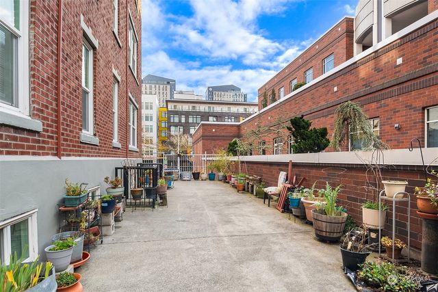 901 NE 43rd Street #207, Seattle, WA 98105