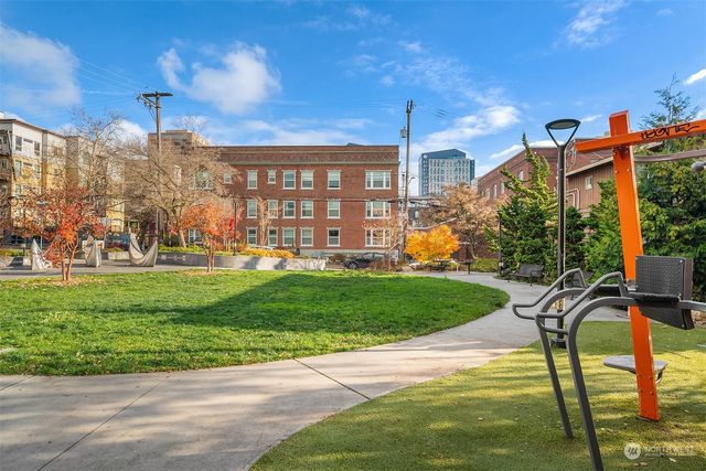 901 NE 43rd Street #207, Seattle, WA 98105
