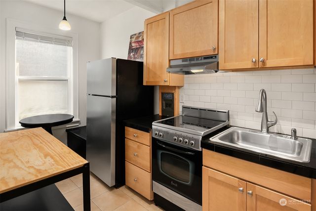 901 NE 43rd Street #207, Seattle, WA 98105