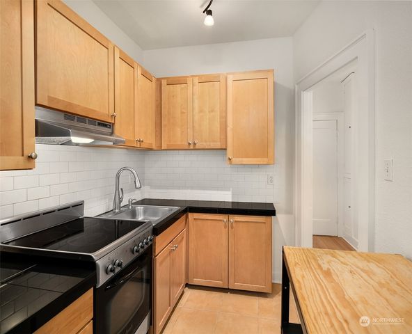 901 NE 43rd Street #207, Seattle, WA 98105