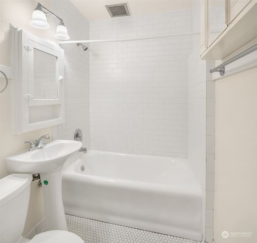 901 NE 43rd Street #207, Seattle, WA 98105