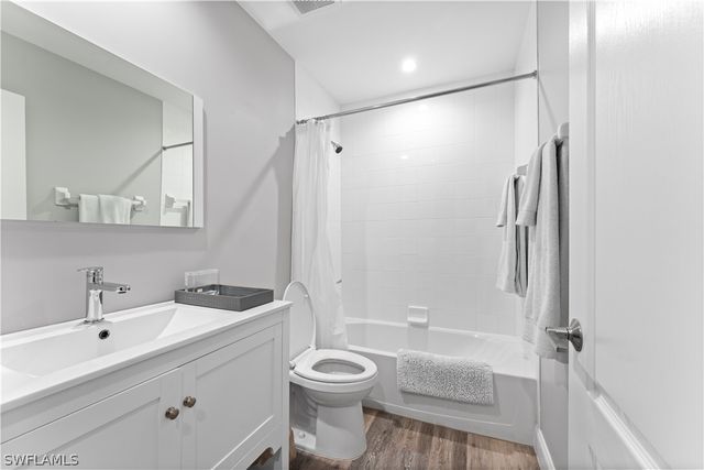 8420 Naples Heritage DR 1415, Naples, FL 34112