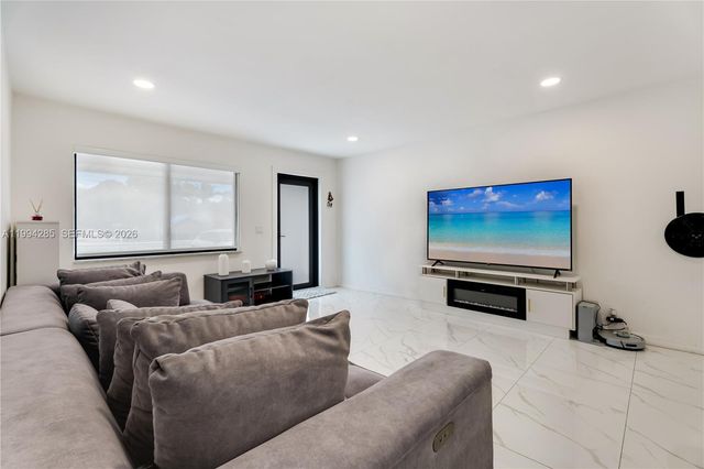 5635 Pierce Street, Hollywood, FL 33021