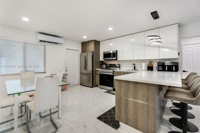 5635 Pierce Street, Hollywood, FL 33021