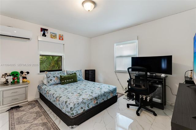 5635 Pierce Street, Hollywood, FL 33021