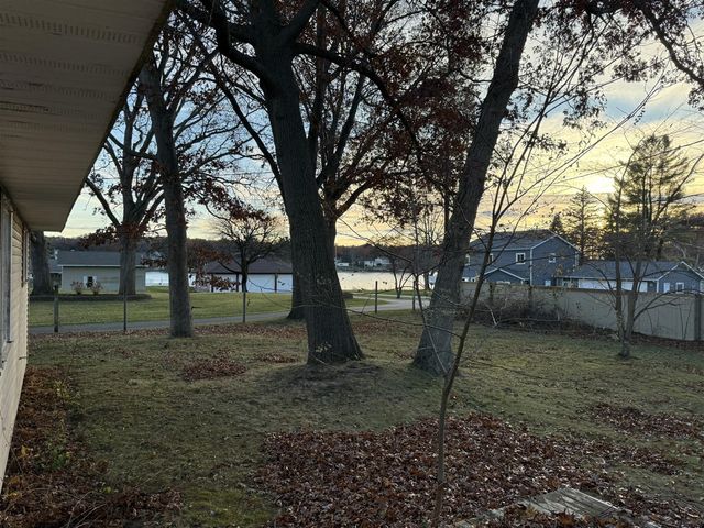 275 S 8th Avenue, Fruitport, MI 49415