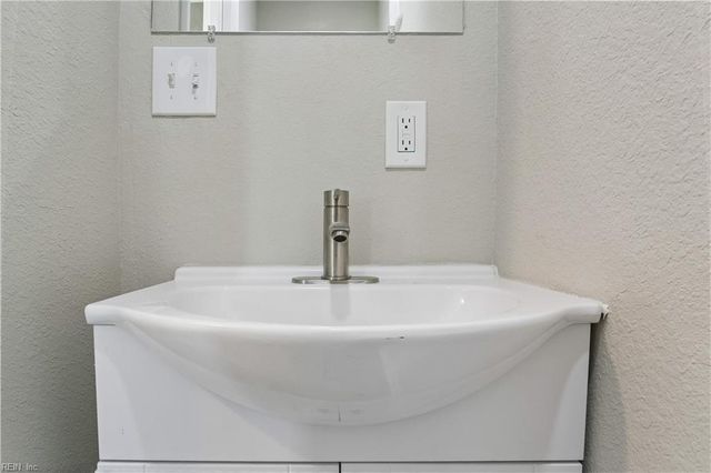 3 E Davis RD, Hampton, VA 23666