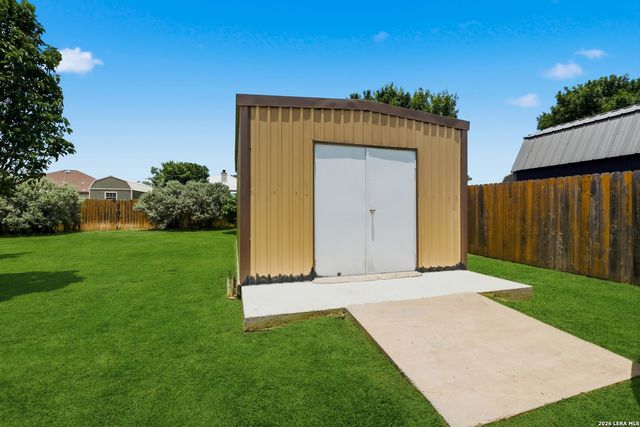 104 E 16TH ST, Hondo, TX 78861