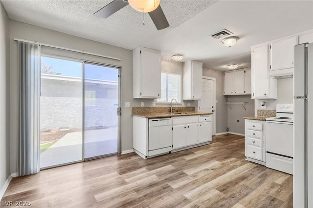 532 Greenbriar Townhouse Way, Las Vegas, NV 89121