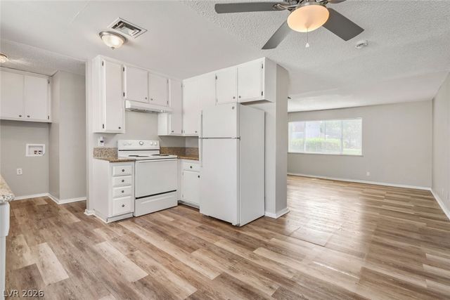 532 Greenbriar Townhouse Way, Las Vegas, NV 89121