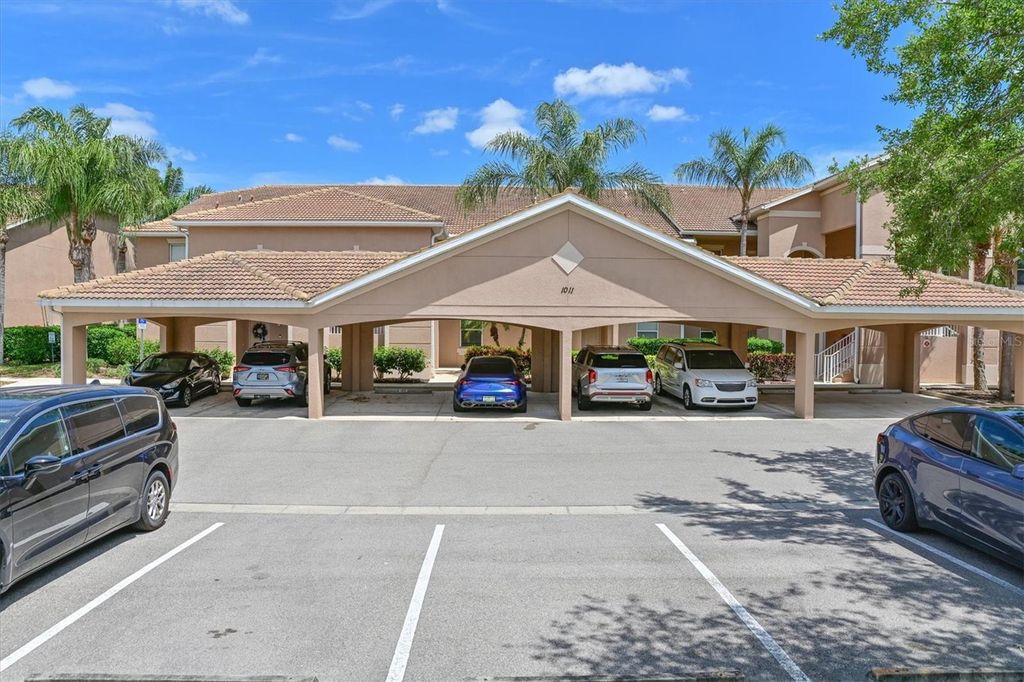 Image 2 of property listing at 1011 FAIRWAYCOVE LANE 202, Bradenton, FL 34212