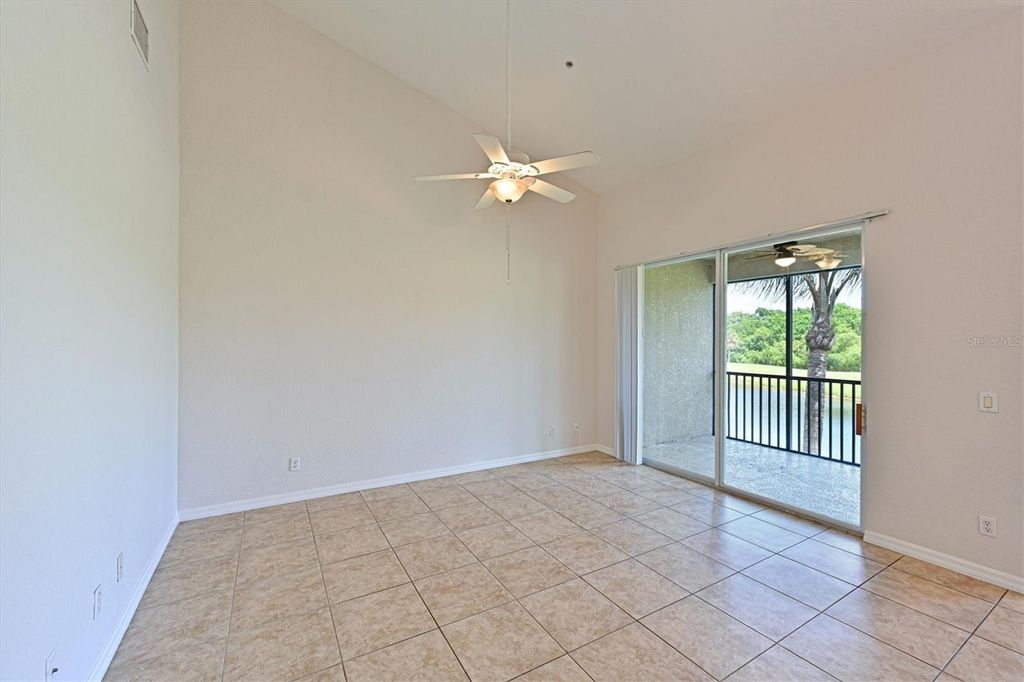 Image 11 of property listing at 1011 FAIRWAYCOVE LANE 202, Bradenton, FL 34212