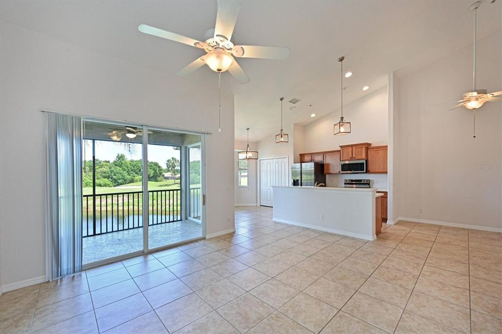 Image 13 of property listing at 1011 FAIRWAYCOVE LANE 202, Bradenton, FL 34212