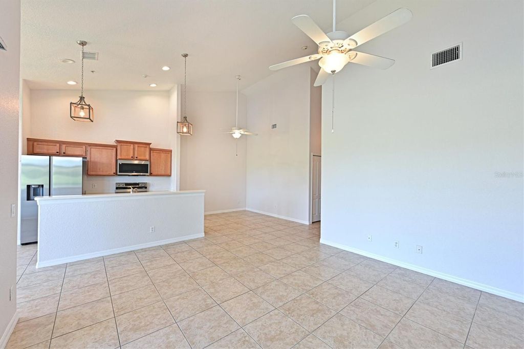 Image 14 of property listing at 1011 FAIRWAYCOVE LANE 202, Bradenton, FL 34212