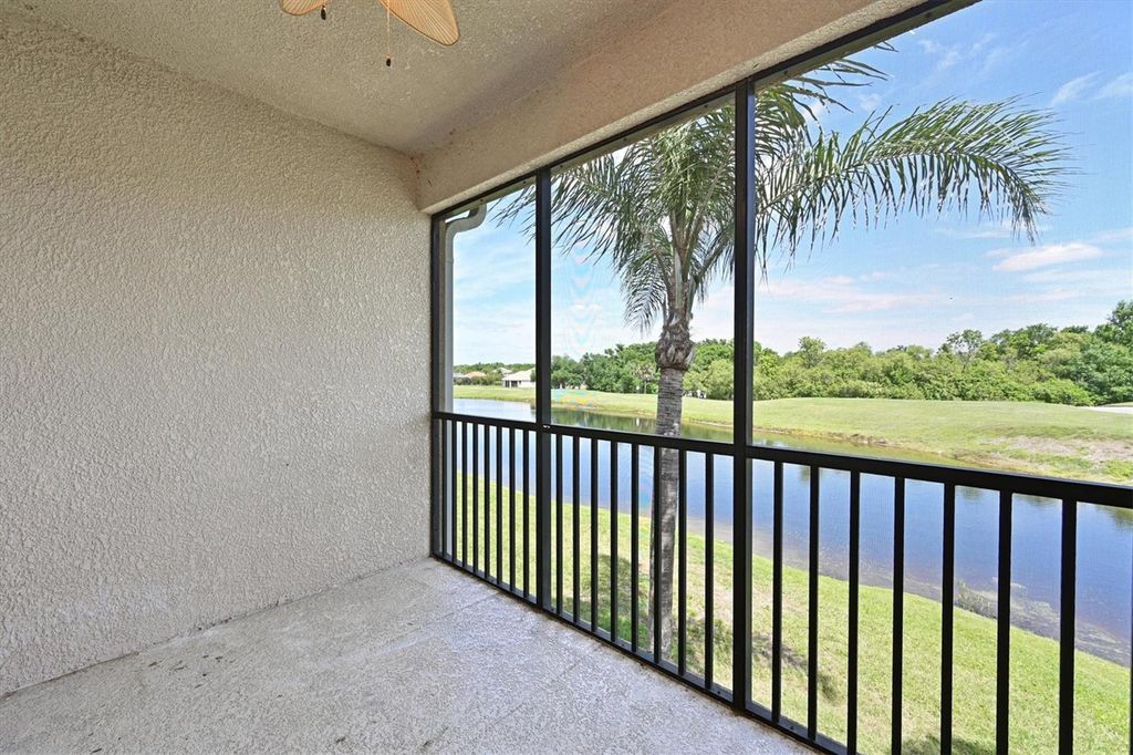 Image 15 of property listing at 1011 FAIRWAYCOVE LANE 202, Bradenton, FL 34212