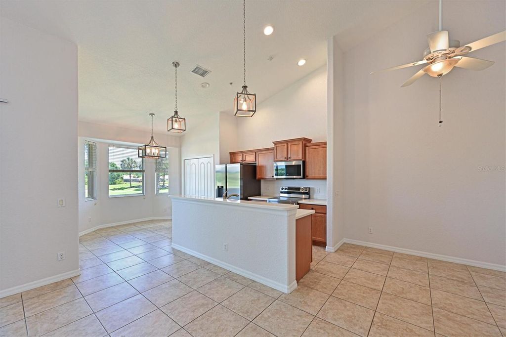 Image 16 of property listing at 1011 FAIRWAYCOVE LANE 202, Bradenton, FL 34212