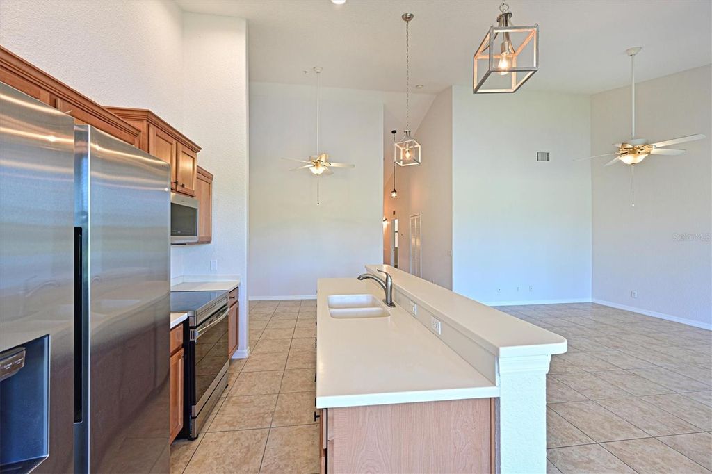 Image 17 of property listing at 1011 FAIRWAYCOVE LANE 202, Bradenton, FL 34212