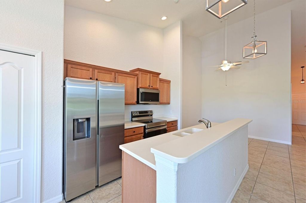 Image 18 of property listing at 1011 FAIRWAYCOVE LANE 202, Bradenton, FL 34212