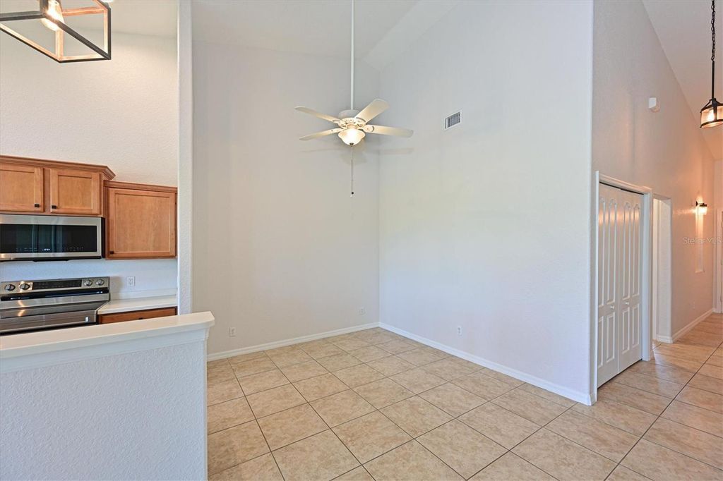Image 20 of property listing at 1011 FAIRWAYCOVE LANE 202, Bradenton, FL 34212