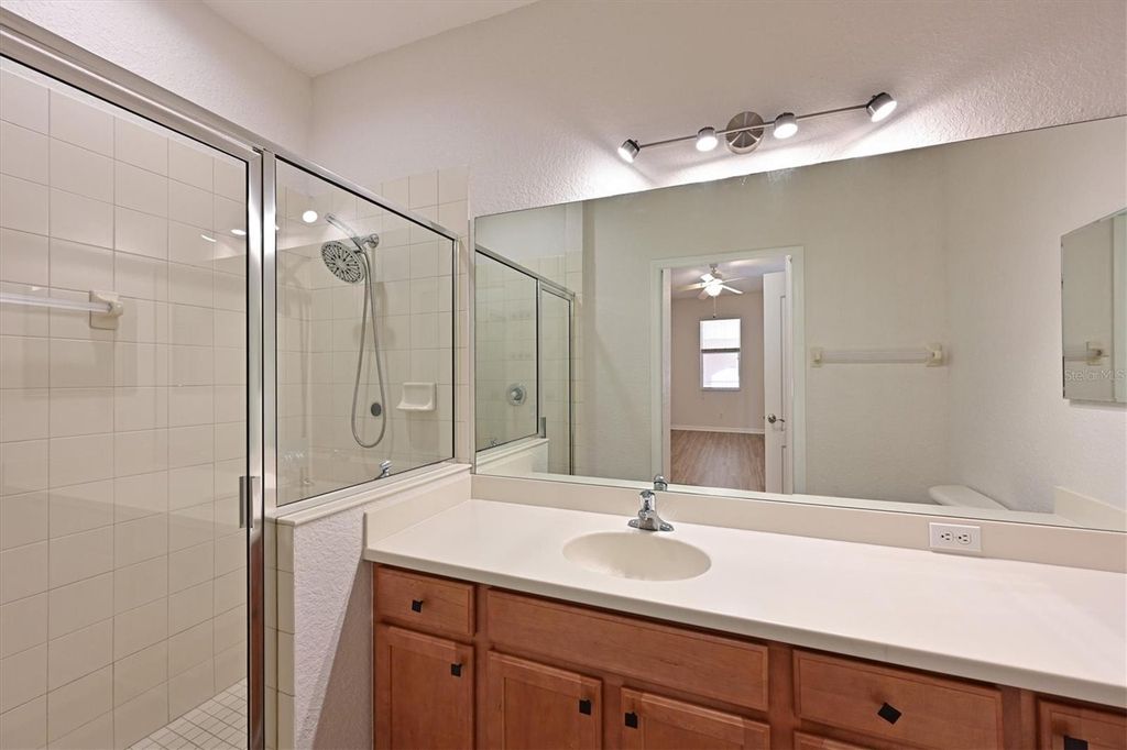Image 26 of property listing at 1011 FAIRWAYCOVE LANE 202, Bradenton, FL 34212