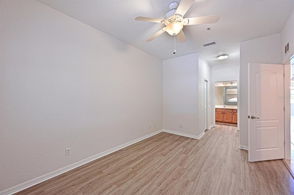 Image 27 of property listing at 1011 FAIRWAYCOVE LANE 202, Bradenton, FL 34212