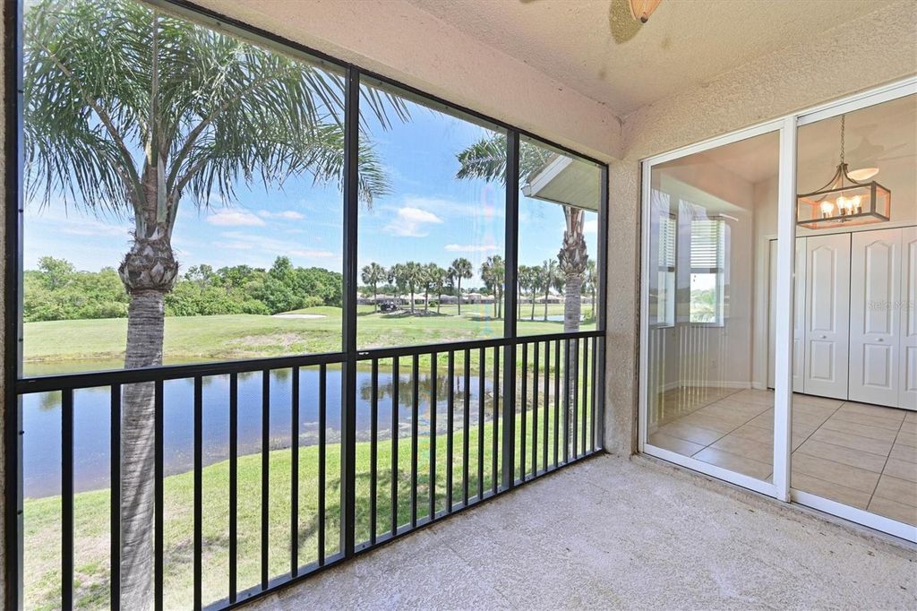 Image 4 of property listing at 1011 FAIRWAYCOVE LANE 202, Bradenton, FL 34212