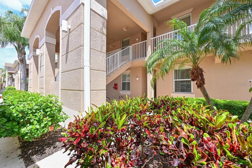 Image 32 of property listing at 1011 FAIRWAYCOVE LANE 202, Bradenton, FL 34212