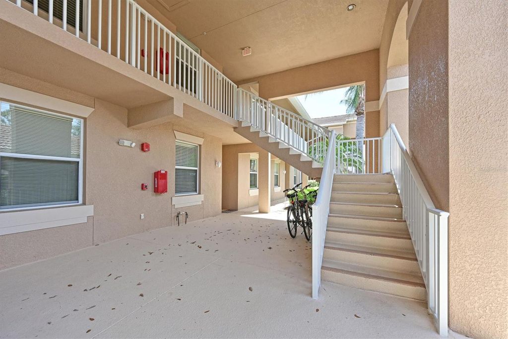 Image 33 of property listing at 1011 FAIRWAYCOVE LANE 202, Bradenton, FL 34212