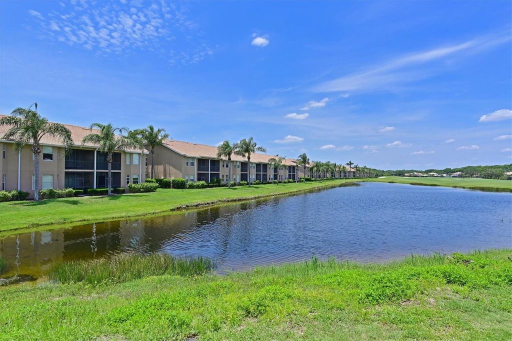 Image 37 of property listing at 1011 FAIRWAYCOVE LANE 202, Bradenton, FL 34212
