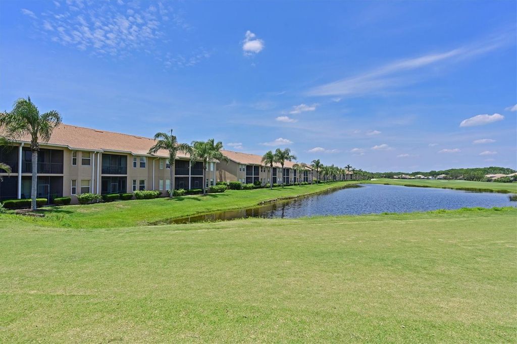 Image 38 of property listing at 1011 FAIRWAYCOVE LANE 202, Bradenton, FL 34212