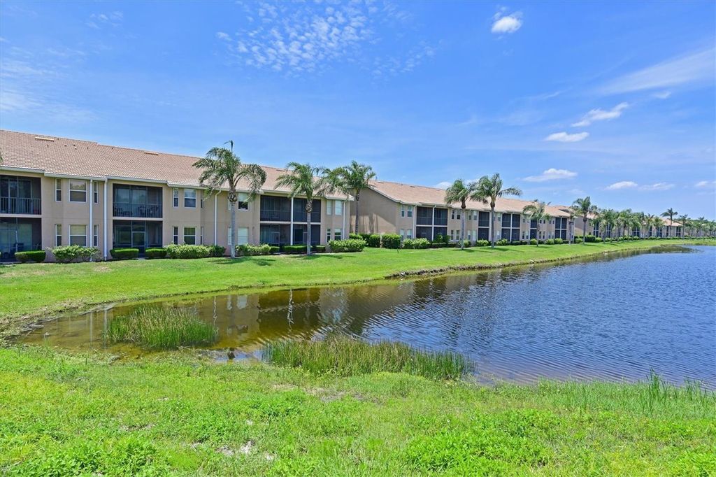 Image 39 of property listing at 1011 FAIRWAYCOVE LANE 202, Bradenton, FL 34212
