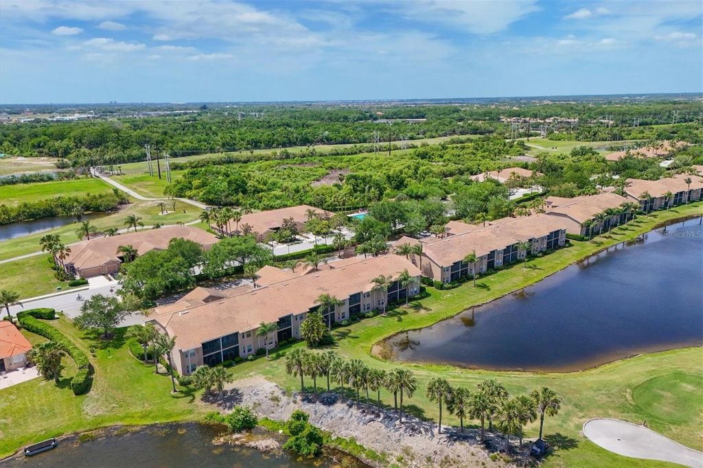 Image 5 of property listing at 1011 FAIRWAYCOVE LANE 202, Bradenton, FL 34212