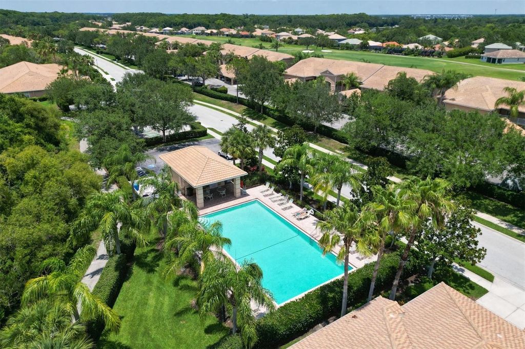 Image 44 of property listing at 1011 FAIRWAYCOVE LANE 202, Bradenton, FL 34212