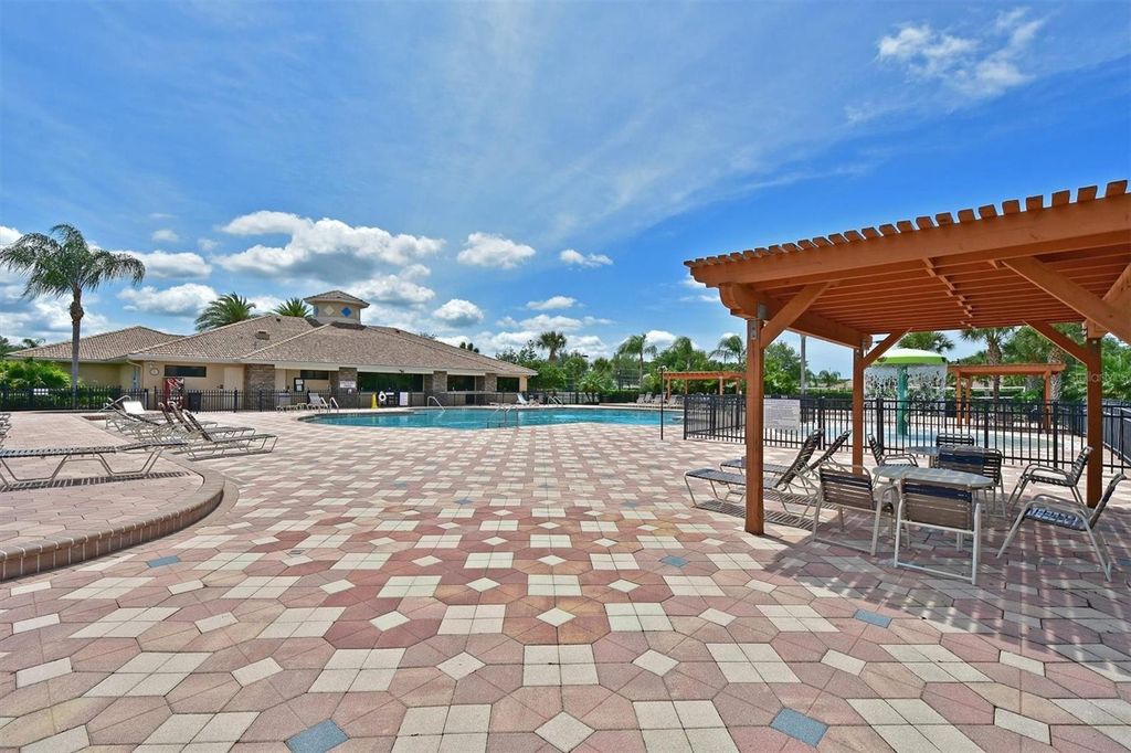 Image 47 of property listing at 1011 FAIRWAYCOVE LANE 202, Bradenton, FL 34212