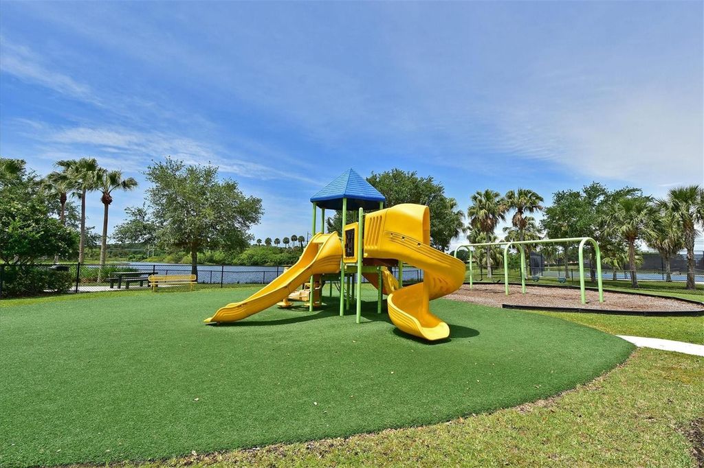Image 50 of property listing at 1011 FAIRWAYCOVE LANE 202, Bradenton, FL 34212