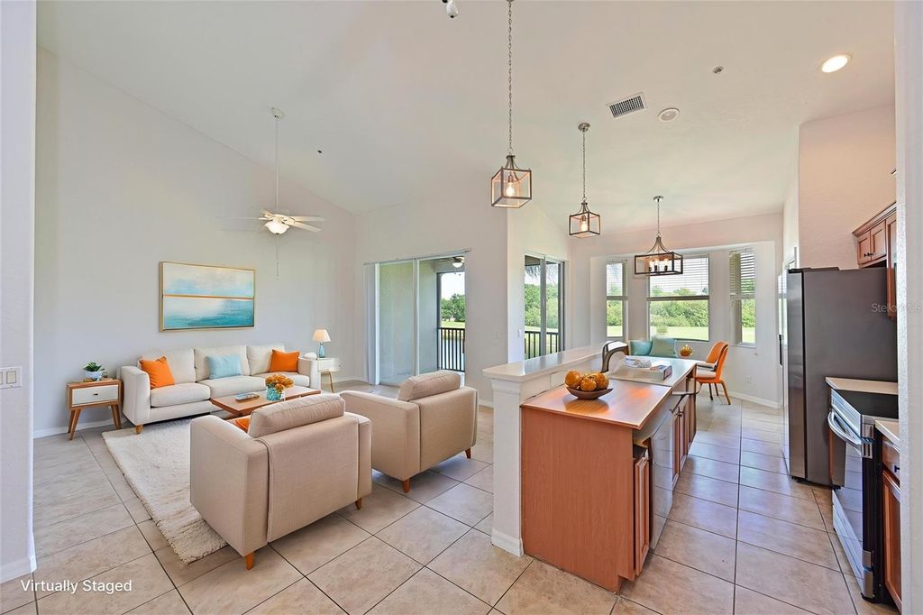 Image 6 of property listing at 1011 FAIRWAYCOVE LANE 202, Bradenton, FL 34212